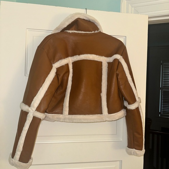 B. Coature size medium brown and white - Picture 3 of 3